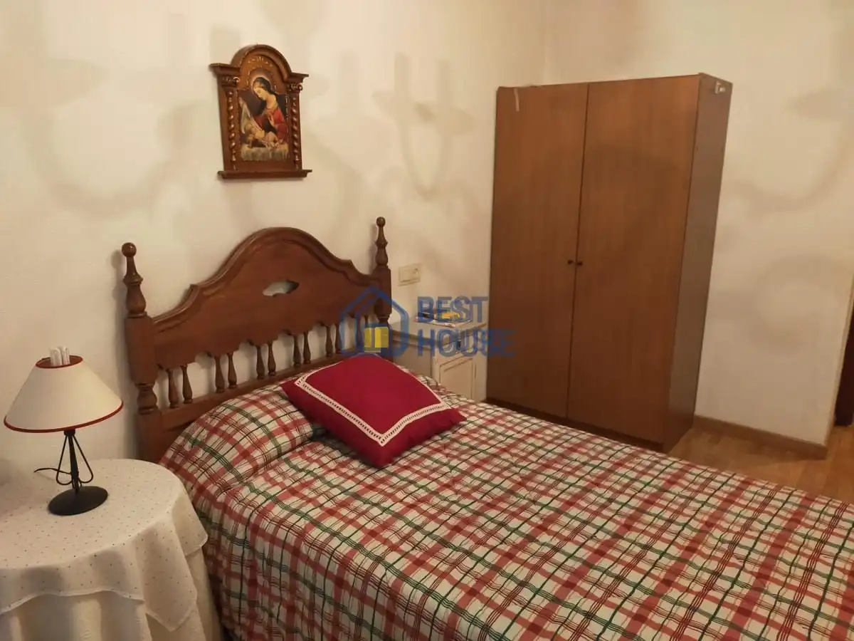 Bedroom of Apartments for rent in San Andrés del Rabanedo  with Heating, Parquet flooring and Furnished