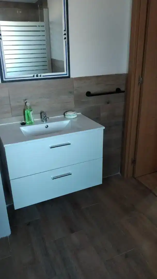 Bany de Finca rústica per a compartir en Casasbuenas amb Aire condicionat, Jardí privat i Parquet