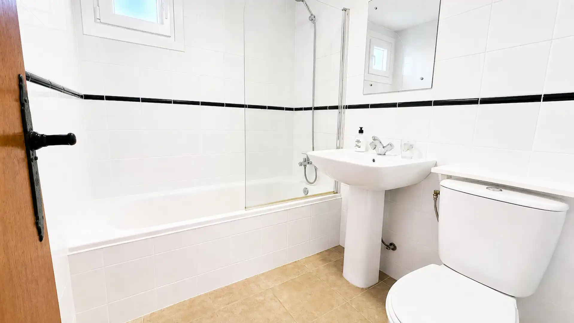 Badezimmer von Wohnungen zum Verkauf in Manilva mit Terrasse, Schwimmbad und Möbliert