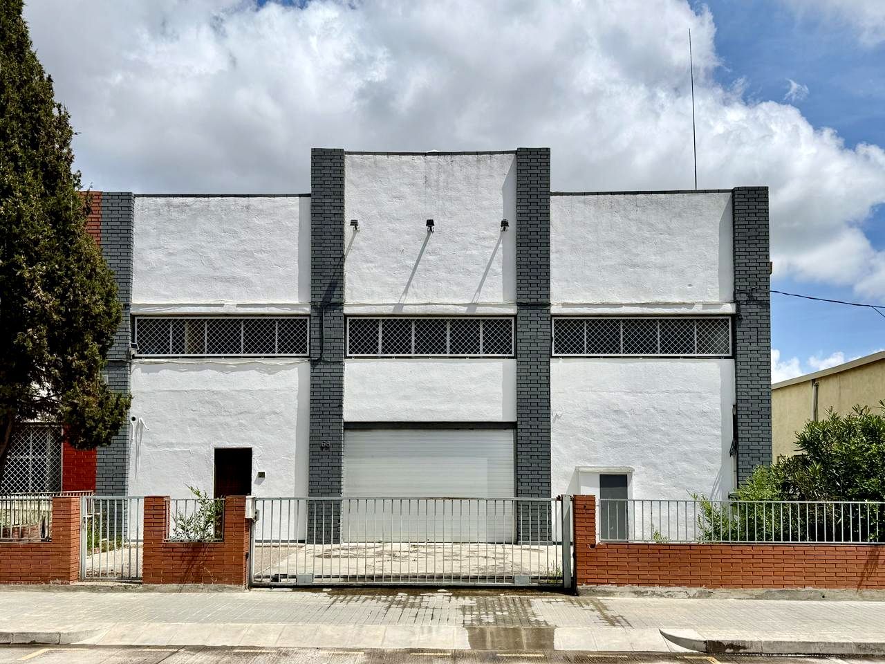 Exterior view of Industrial buildings for sale in Barberà del Vallès