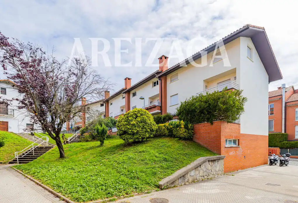Vista exterior de Casa adosada en venda en Donostia - San Sebastián  amb Calefacció, Terrassa i Traster