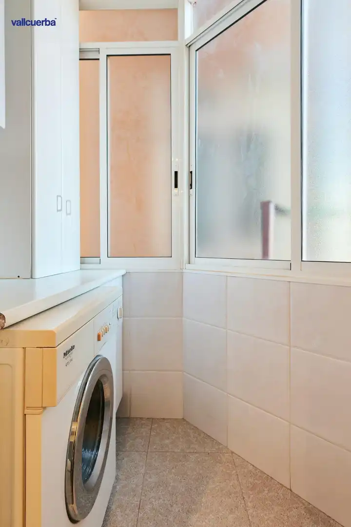 Bathroom of Flat for sale in Barcelona  with Air Conditioner, Heating and Balcony