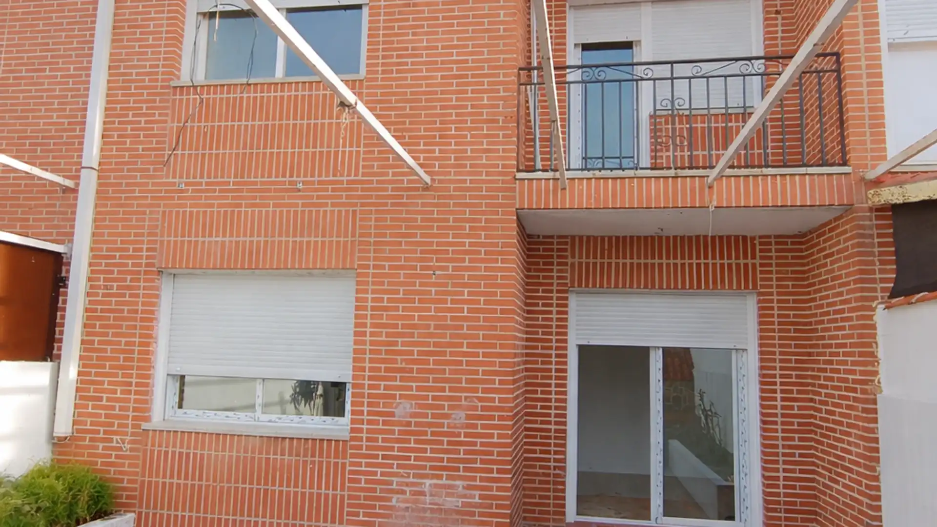 Außenansicht von Einfamilien-Reihenhaus zum Verkauf in Numancia de la Sagra mit Privatgarten und Abstellraum