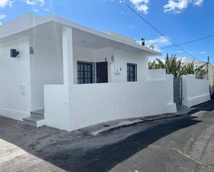 Vista exterior de Casa o xalet en venda en Los Llanos de Aridane amb Jardí privat, Moblat i Alarma