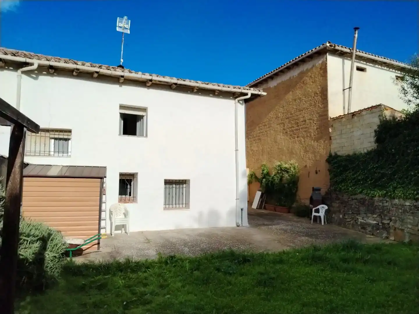Vista exterior de Pis en venda en Cea amb Jardí privat, Traster i Moblat