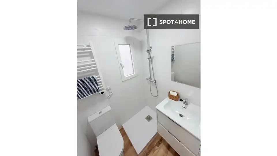 Baño de Piso de alquiler en Madrid con Aire acondicionado, Calefacción y Amueblado