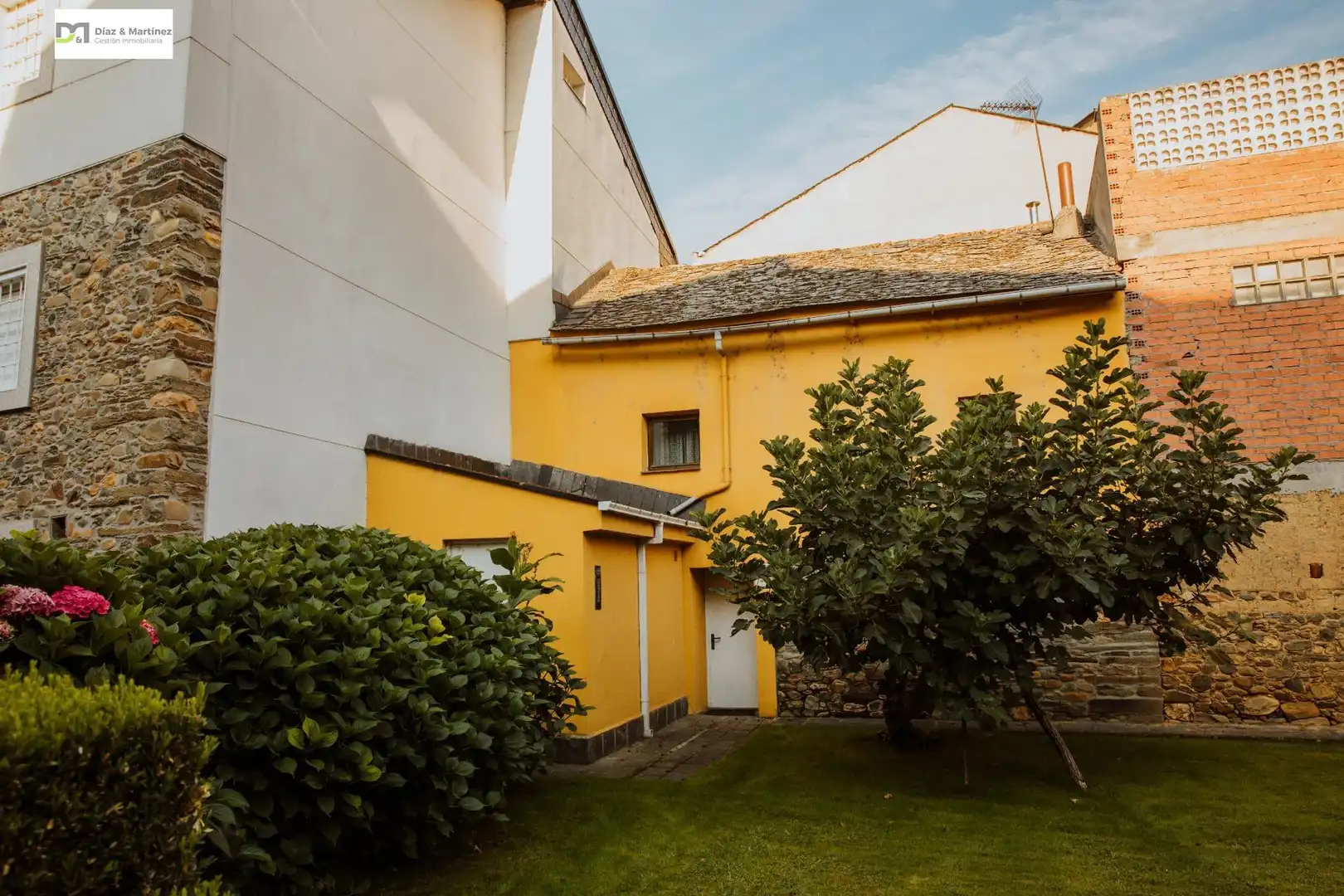 Exterior view of Houses for sale in Cacabelos  with Parquet flooring