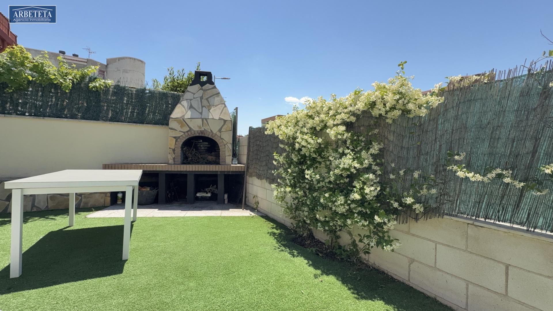 Terrassa de Casa adosada en venda en Guadalajara Capital amb Aire condicionat, Calefacció i Jardí privat