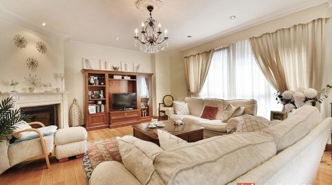 Chalet pareado con jardín junto a la playa.