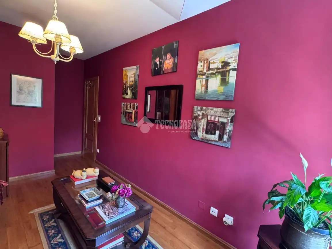 Sala de estar de Casa adosada en venta en Valdefresno con Calefacción, Parquet y Piscina comunitaria
