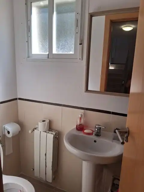 Badezimmer von Einfamilien-Reihenhaus zum Verkauf in Uceda mit Heizung, Privatgarten und Abstellraum