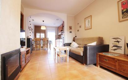 Sala d'estar de Casa o xalet en venda en Albinyana amb Aire condicionat i Balcó