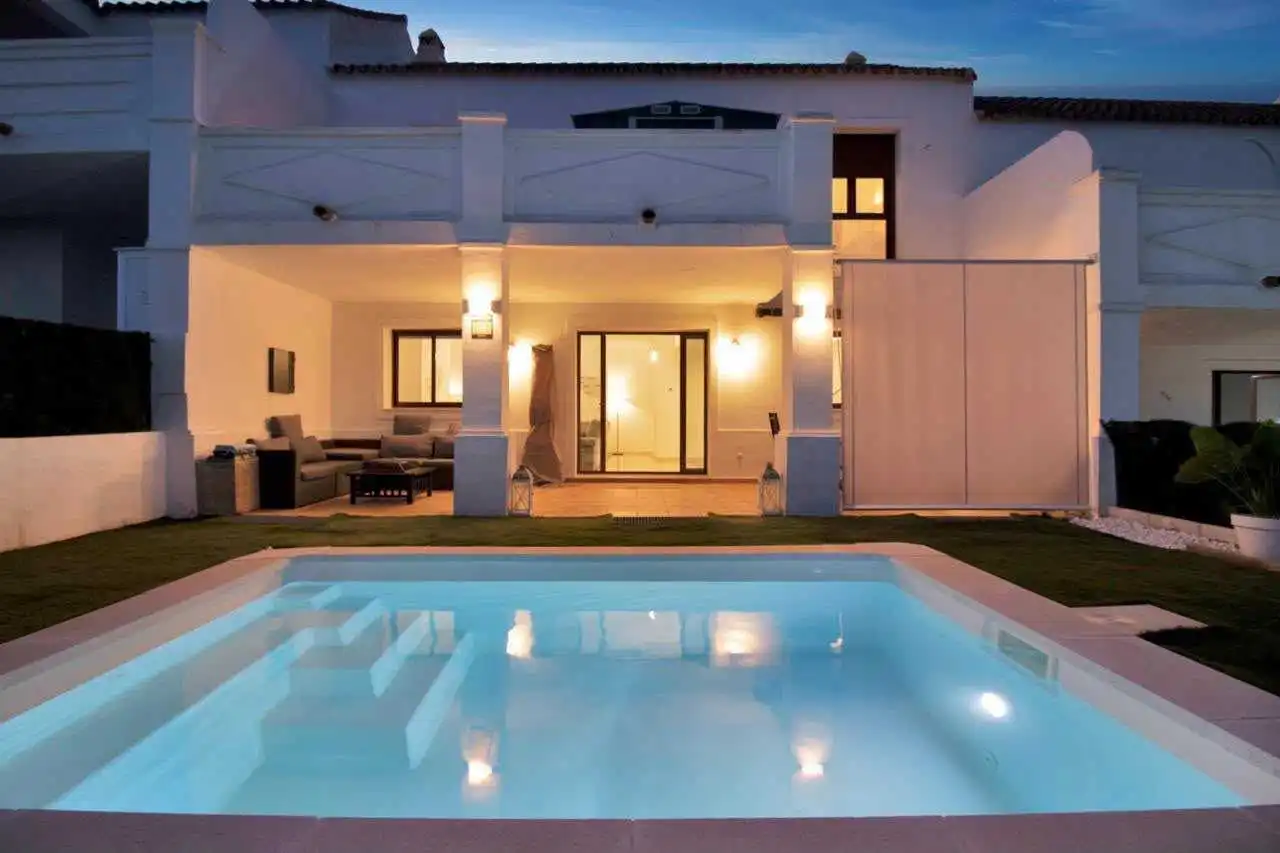 Terraced house with pool for sale in Doña Julia Golf