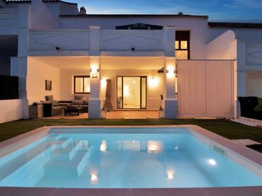 Adossat amb piscina en venda a Doña Julia Golf