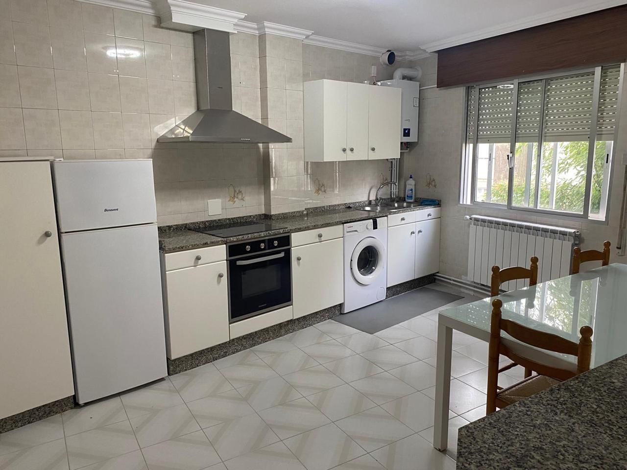 Cocina de Planta baja de alquiler en Santiago de Compostela  con Calefacción y Amueblado