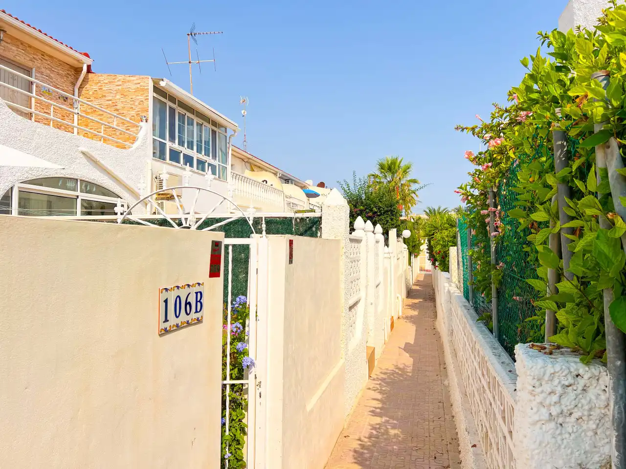 Vista exterior de Casa o xalet en venda en Torrevieja amb Aire condicionat, Calefacció i Terrassa