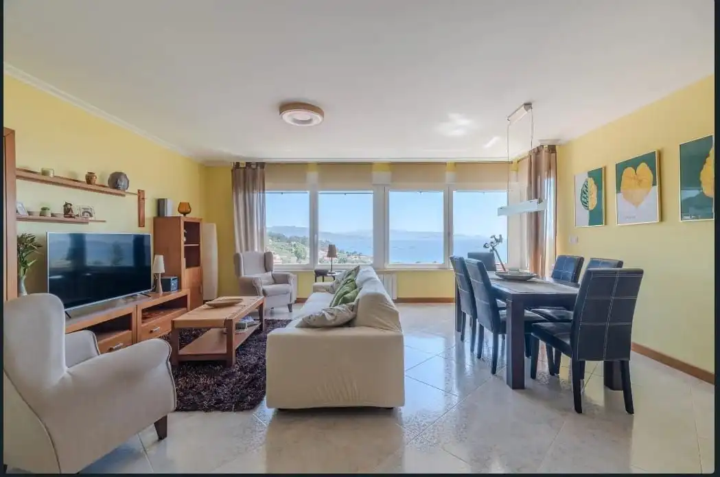 Sala d'estar de Casa o xalet en venda en Cangas  amb Calefacció, Jardí privat i Terrassa
