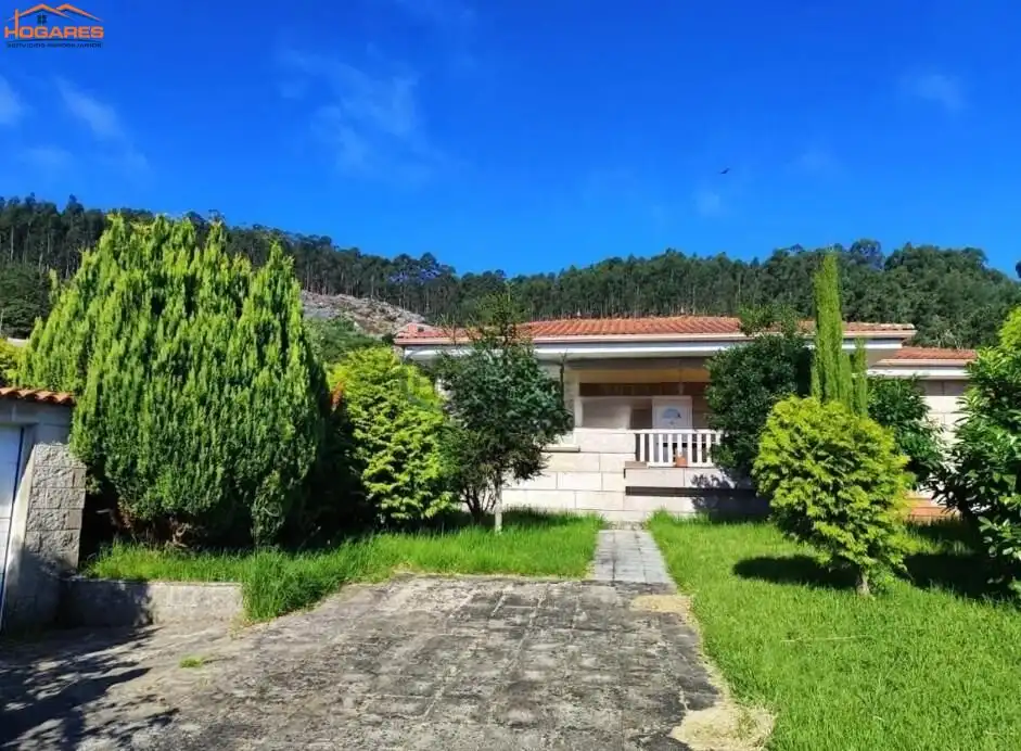 Vista exterior de Casa o xalet en venda en Cangas  amb Piscina