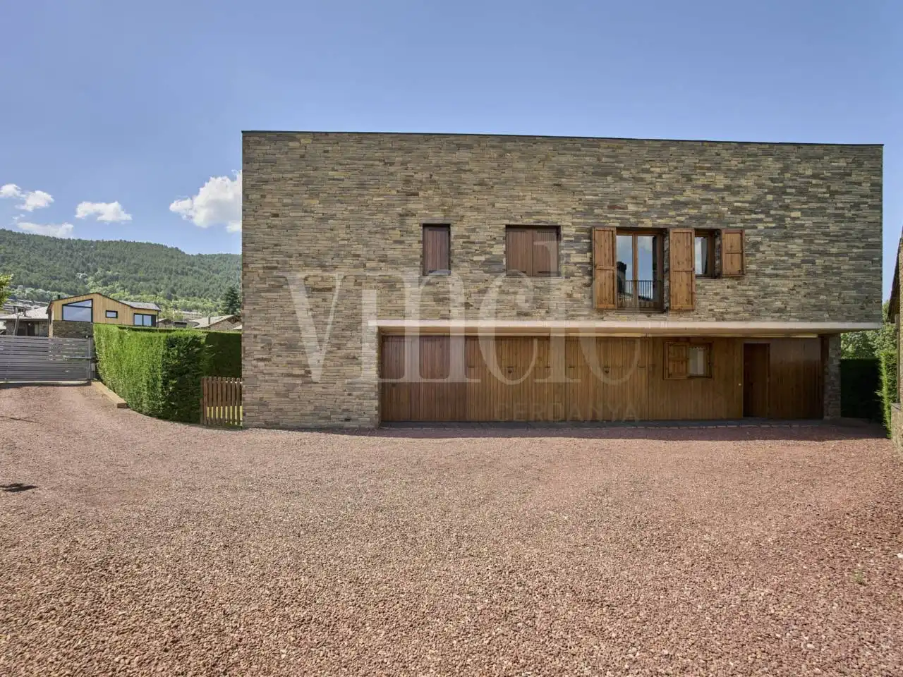 Vista exterior de Casa adosada en venda en Alp amb Calefacció, Jardí privat i Parquet