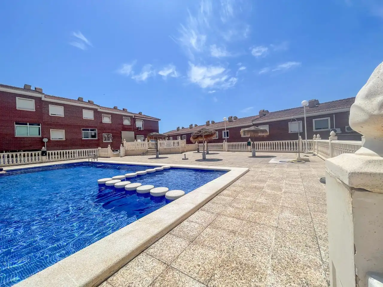 Schwimmbecken von Einfamilien-Reihenhaus zum Verkauf in Santa Pola mit Klimaanlage, Privatgarten und Terrasse