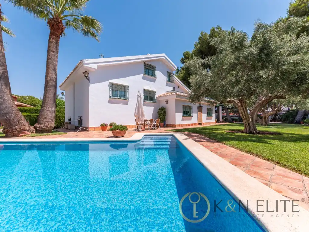 Vista exterior de Casa o xalet en venda en Alicante / Alacant amb Aire condicionat, Jardí privat i Terrassa