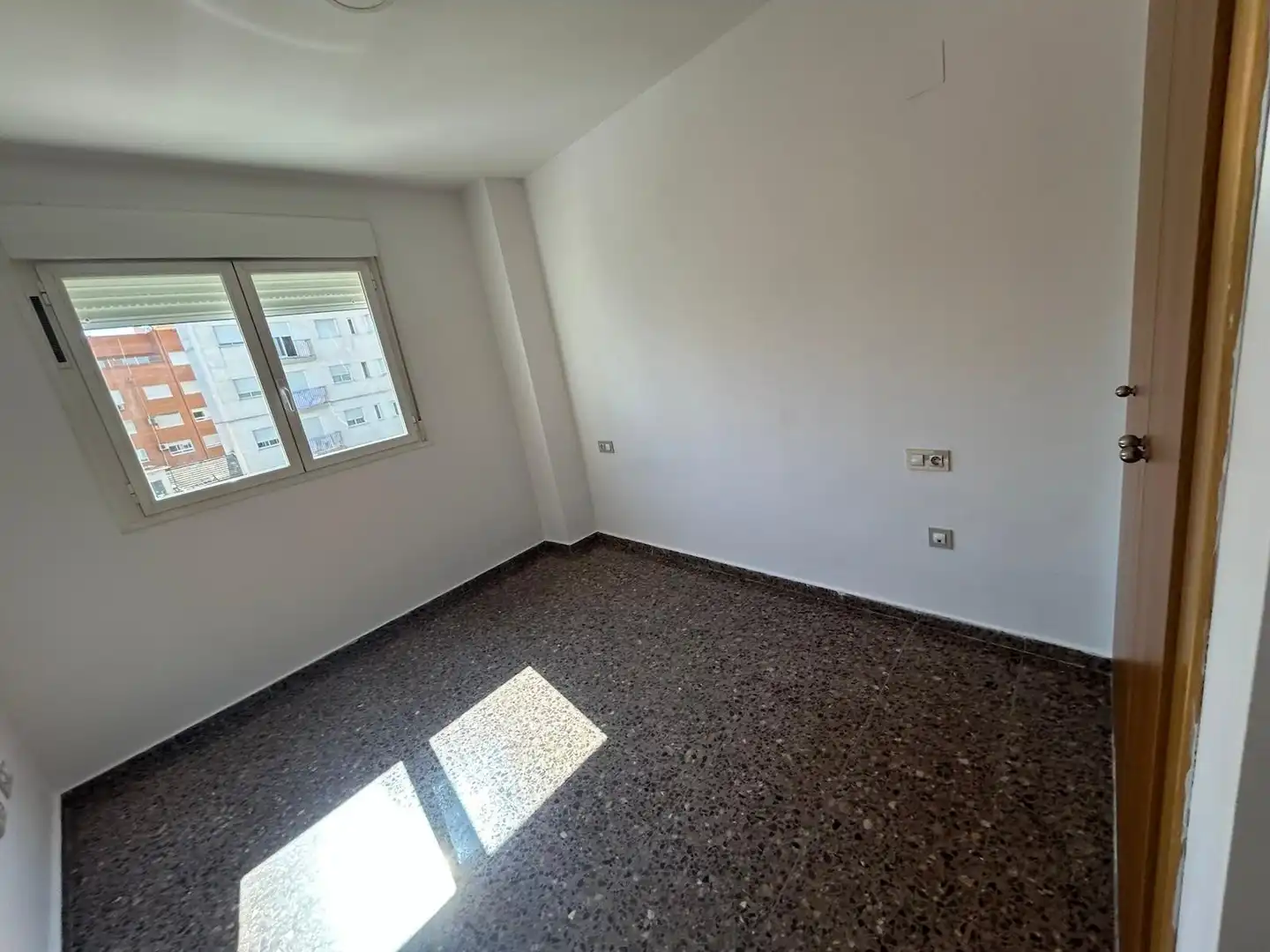 Schlafzimmer von Wohnung zur Miete in Valencia mit Balkon