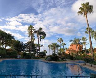 Piscina de Casa adosada en venda en Estepona amb Aire condicionat, Terrassa i Balcó