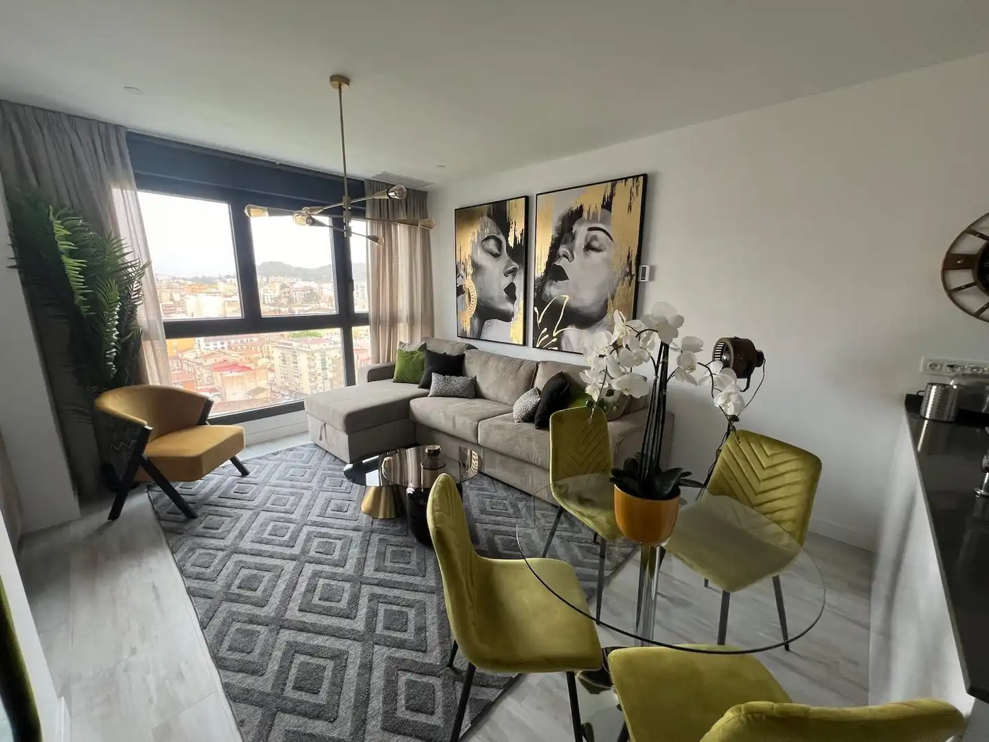 Sala de estar de Apartamento de alquiler en Málaga con Aire acondicionado, Amueblado y Piscina comunitaria