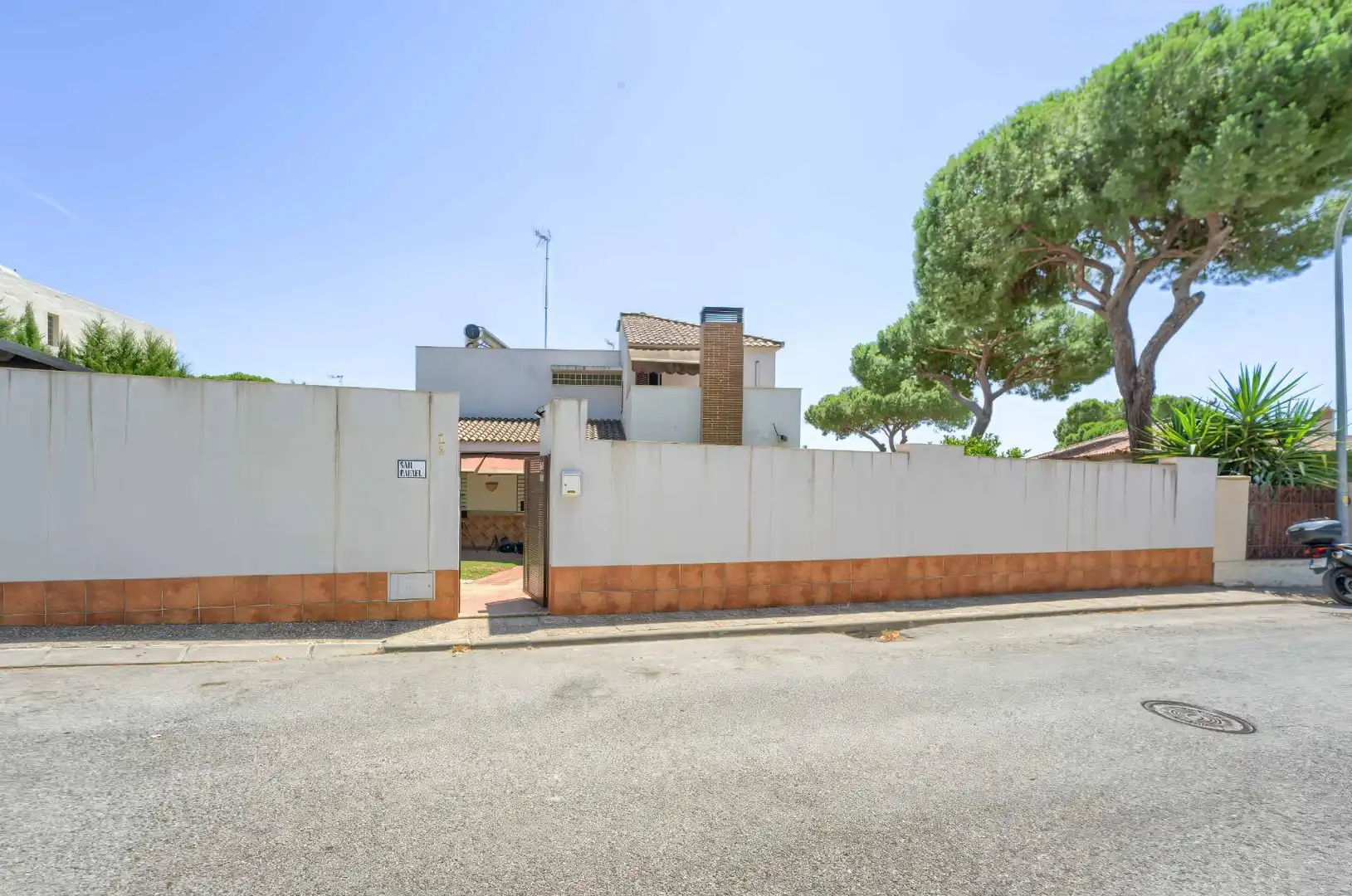 Vista exterior de Casa o xalet en venda en Alcalá de Guadaira amb Aire condicionat, Calefacció i Jardí privat