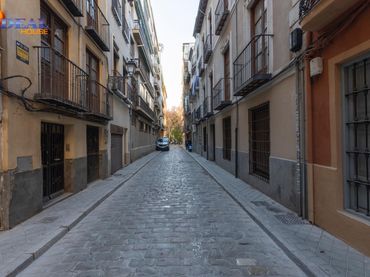 Casa amb balcó en venda a Calle CONDE DE LAS INFANTAS