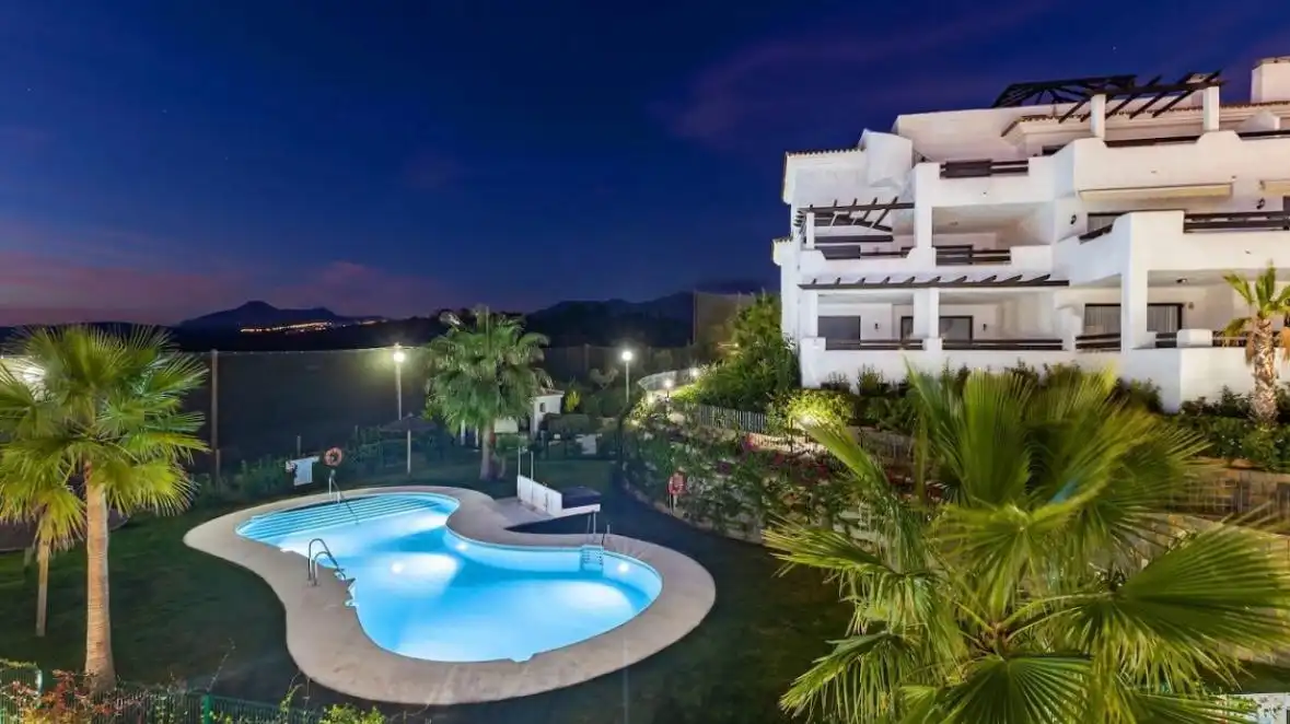Außenansicht von Wohnung zum Verkauf in Estepona mit Terrasse, Abstellraum und Ofen