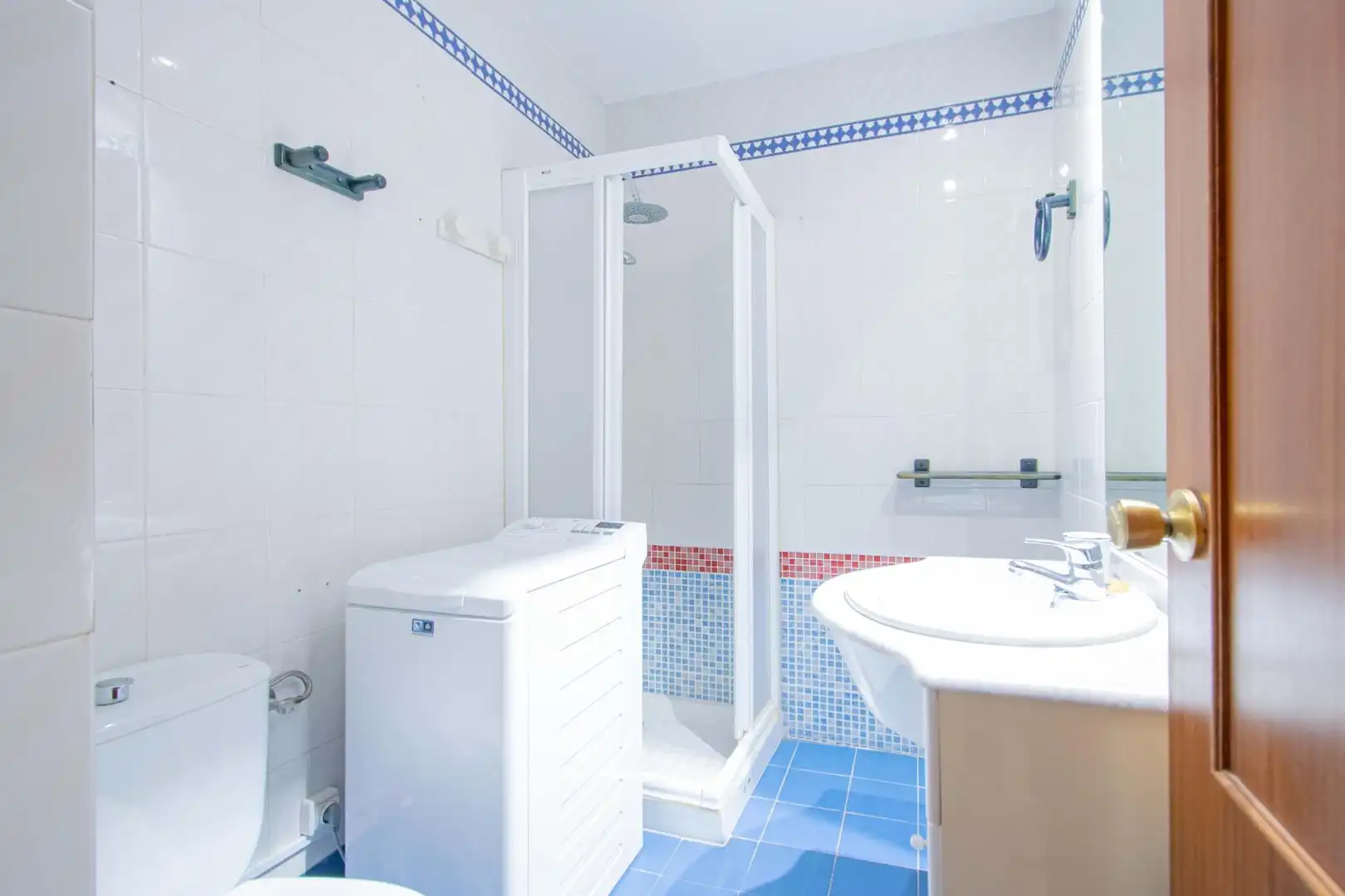Bathroom of Flat for sale in Sevilla  with Air Conditioner, Terrace and Storage room