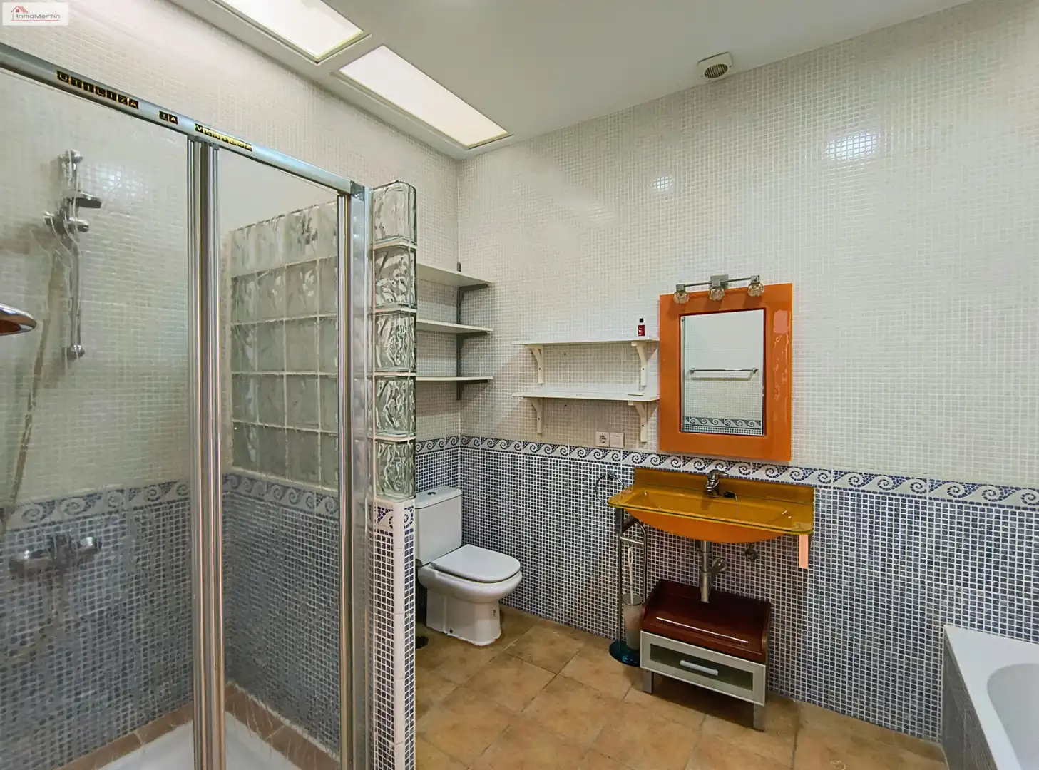 Baño de Casa adosada en venta en Almadén de la Plata con Aire acondicionado, Calefacción y Terraza