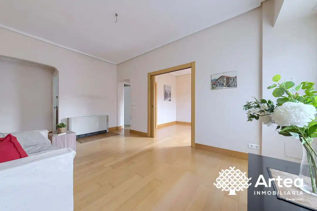 Sala d'estar de Pis en venda en Bilbao  amb Calefacció i Balcó