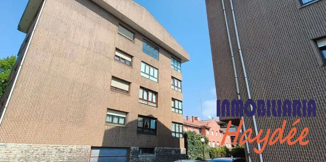 Außenansicht von Wohnung zum Verkauf in Getxo  mit Heizung, Privatgarten und Abstellraum