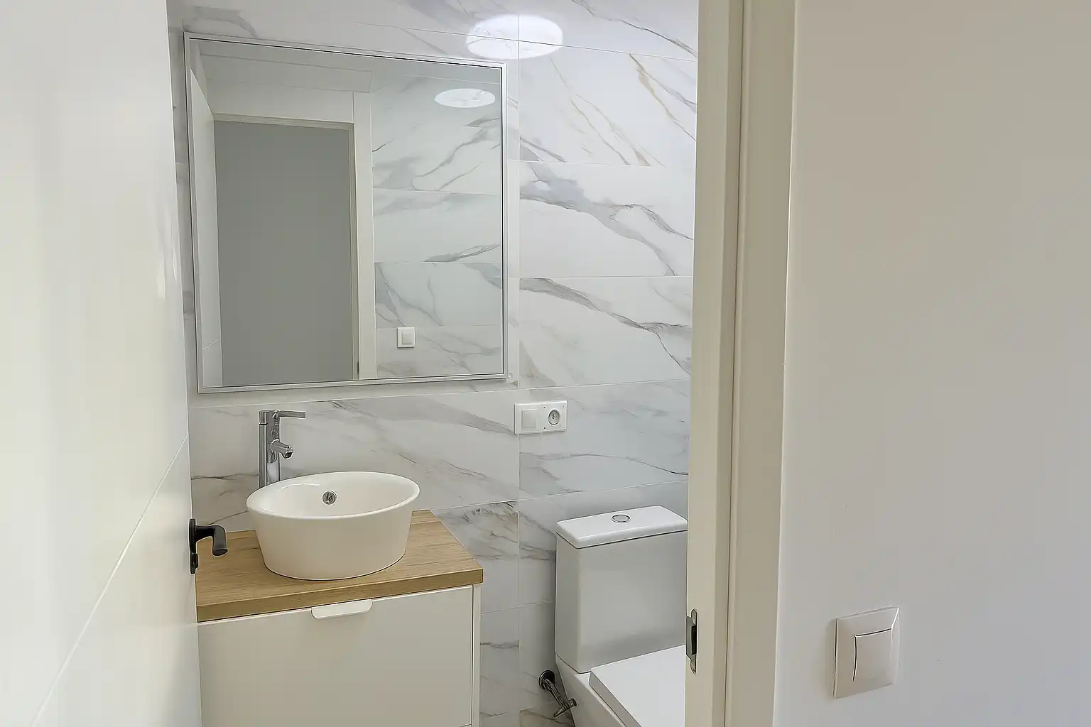 Bathroom of Flat for sale in Benalmádena  with Air Conditioner and Terrace
