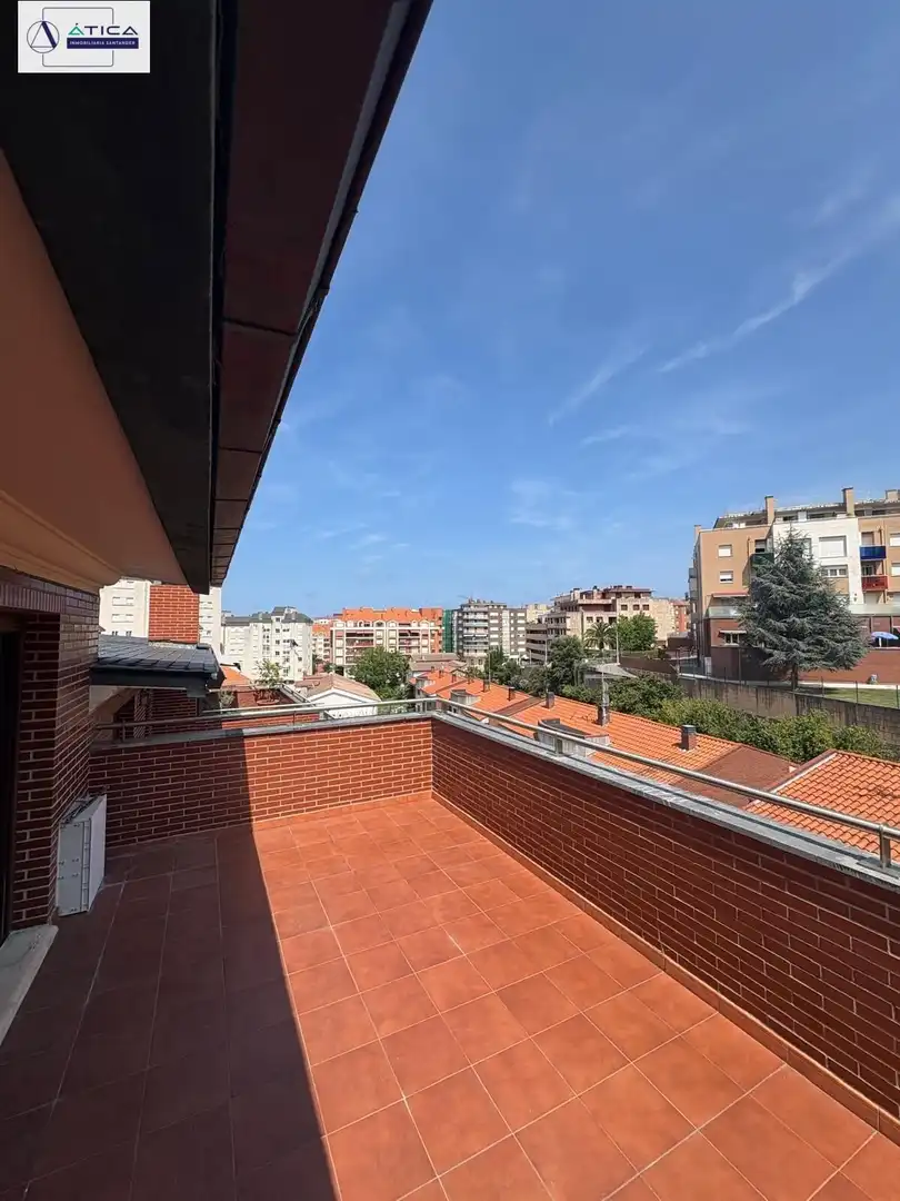 Terrassa de Casa adosada en venda en Castro-Urdiales amb Aire condicionat, Calefacció i Jardí privat