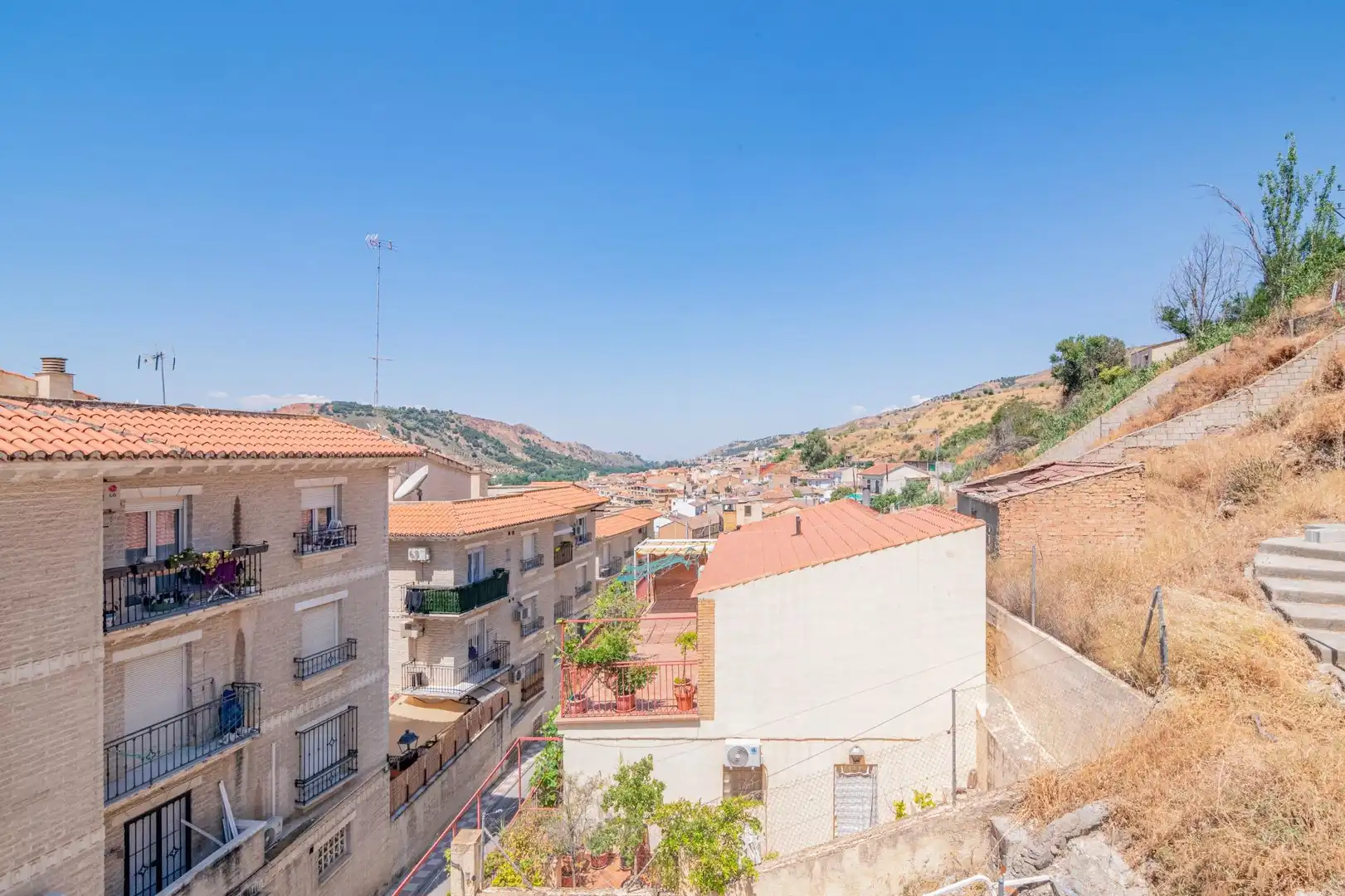 Vista exterior de Piso en venta en Cenes de la Vega con Terraza, Balcón y Piscina comunitaria