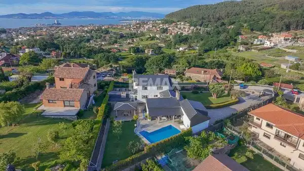 Vista exterior de Casa o chalet en venta en Vigo  con Calefacción, Jardín privado y Parquet