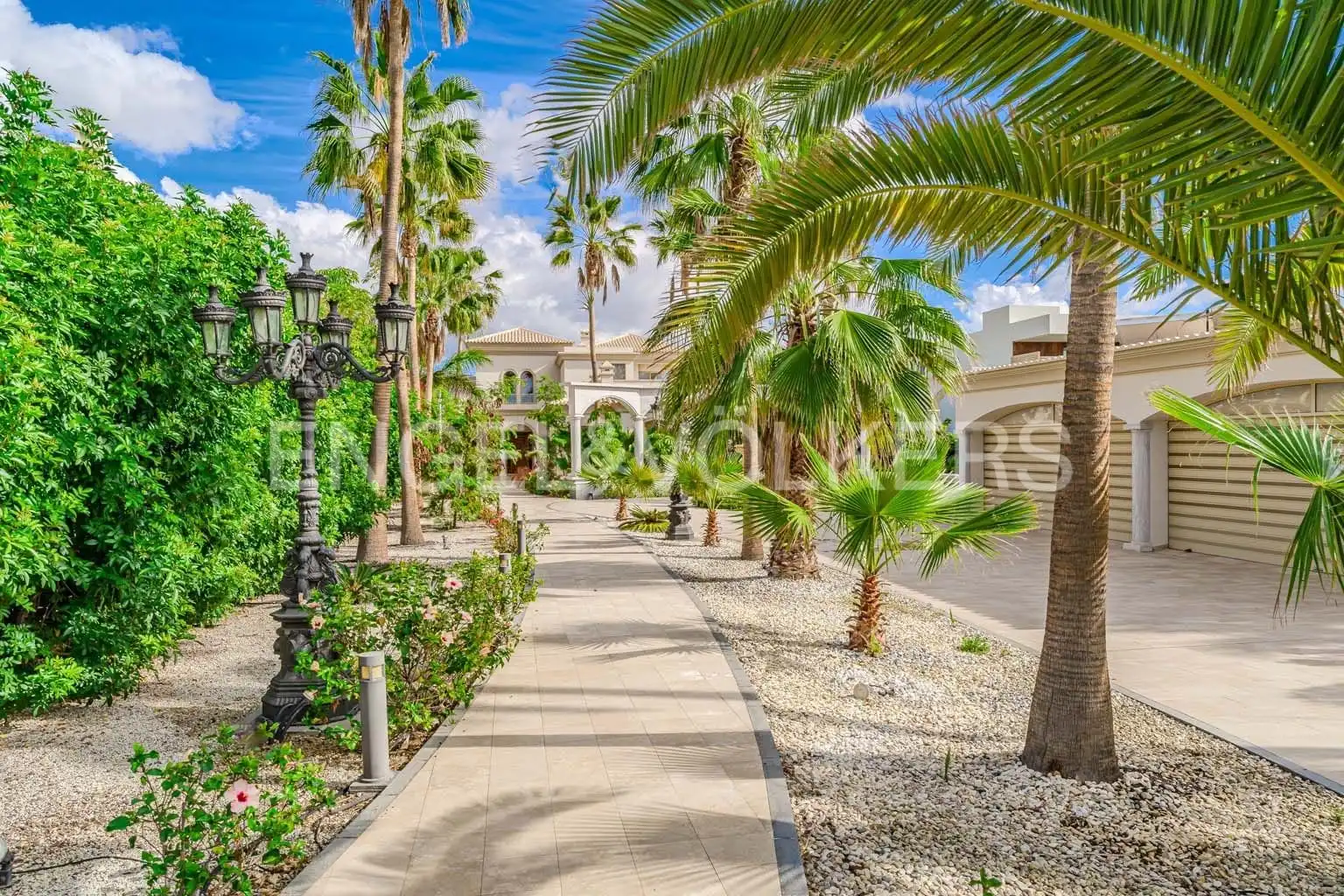 Vista exterior de Casa o xalet en venda en Adeje amb Aire condicionat, Terrassa i Piscina