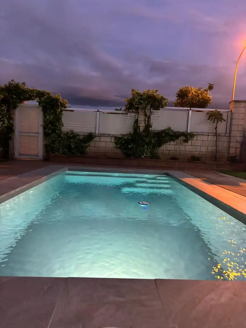 Schwimmbecken von Einfamilien-Reihenhaus zum Verkauf in Soria Capital  mit Heizung, Privatgarten und Terrasse
