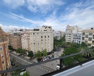 Exterior view of Apartment to rent in  Valencia Capital  with Air Conditioner and Balcony