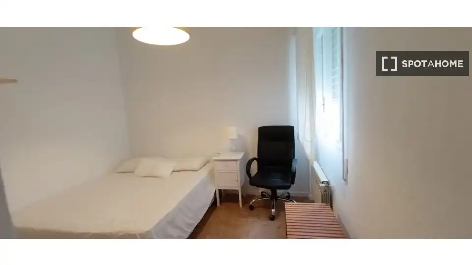 Dormitori de Apartament per a compartir en Madrid amb Aire condicionat, Terrassa i Moblat