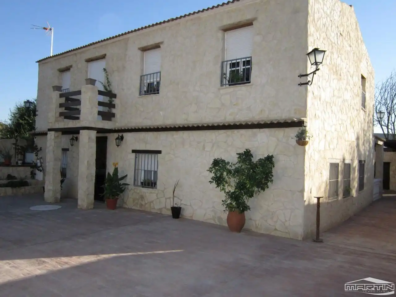 Vista exterior de Casa o xalet en venda en Cabra amb Terrassa, Traster i Piscina