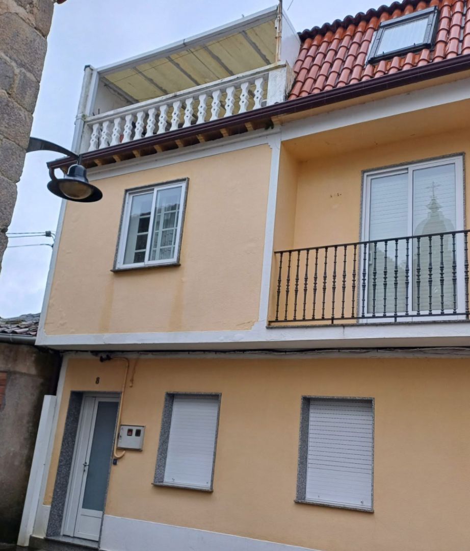 Vista exterior de Casa adosada en venda en Cambados amb Terrassa, Moblat i Balcó