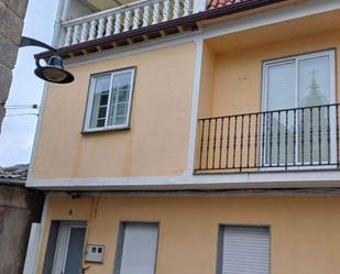 Vista exterior de Casa adosada en venda en Cambados amb Terrassa, Moblat i Balcó