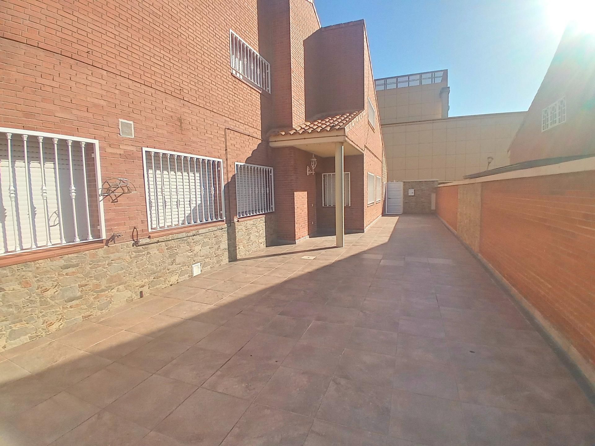 Vista exterior de Casa o chalet de alquiler en Velilla de San Antonio con Calefacción