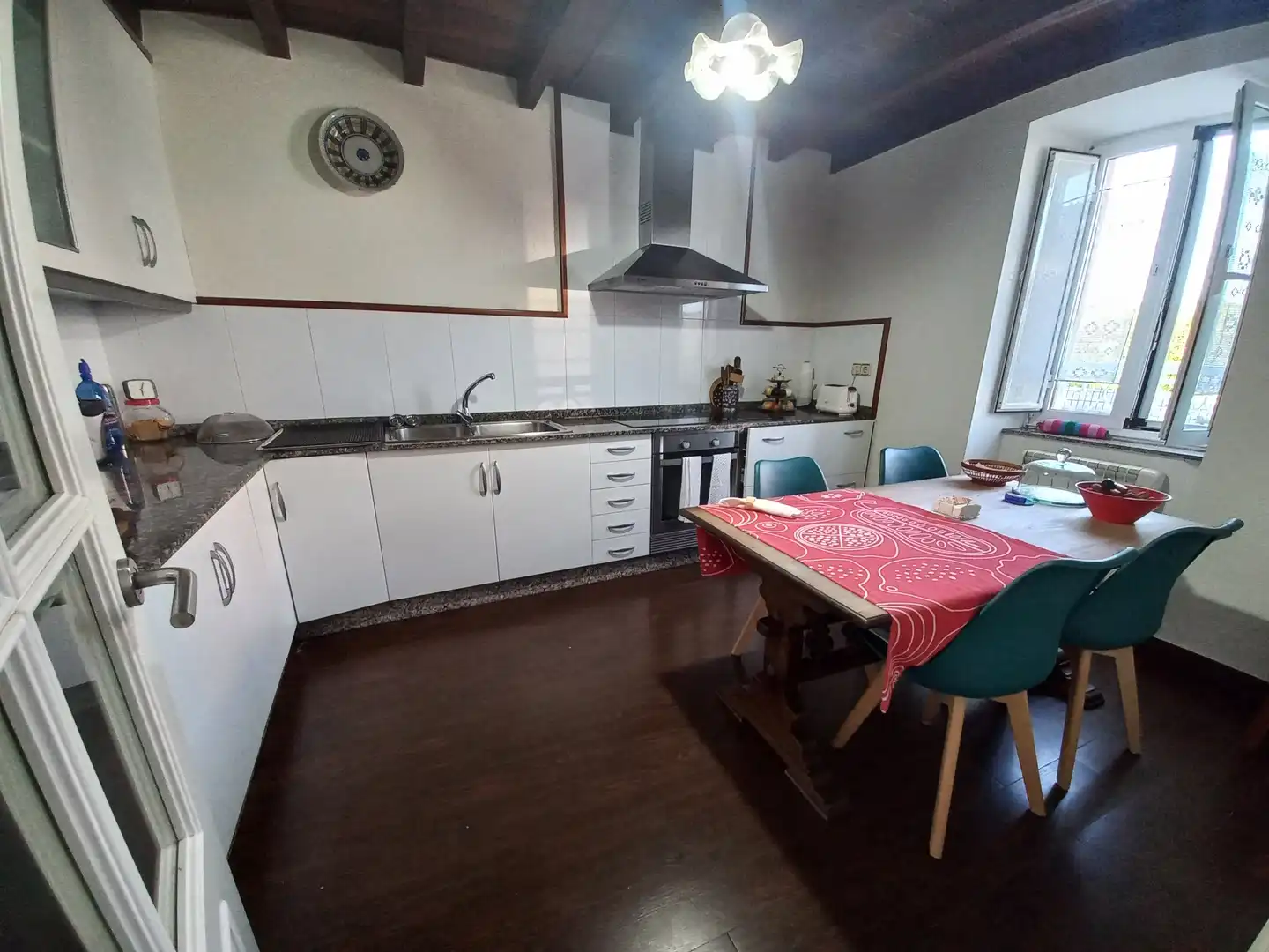 Cuina de Casa o xalet en venda en Oleiros amb Parquet, Terrassa i Traster