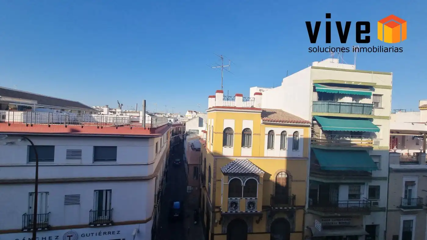Außenansicht von Wohnung zur Miete in Sevilla mit Klimaanlage, Terrasse und Abstellraum