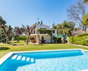 Garden of House or chalet to rent in Sitges  with Air Conditioner, Heating and Private garden
